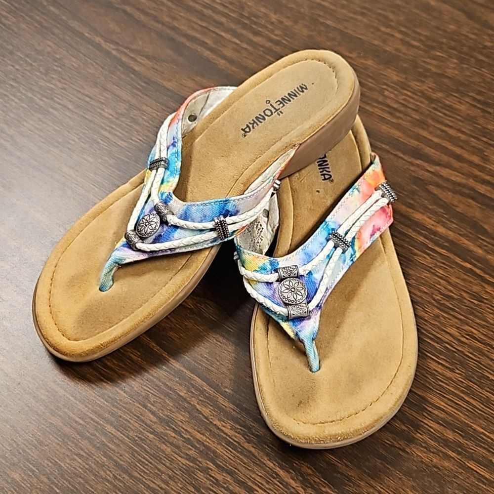 Minnetonka Silverthorne Tie-dye sandals size 8